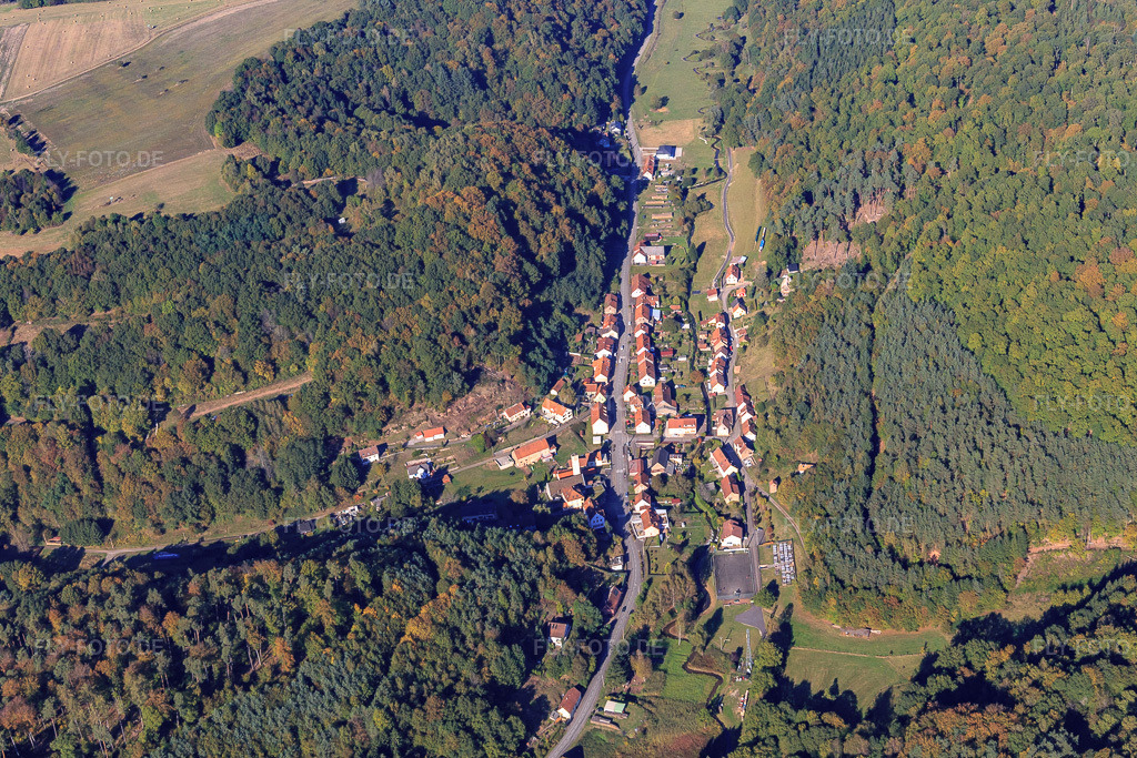 Luftbild: Ortsansicht aus Süden in Hanviller im Bundesland Moselle in Frankreich. – Foto: IMG_095188.jpg vom 16.10.2016 durch Werner Riehm/FLY-FOTO.de – Auflösung des Originals: 5355 x 3570 px