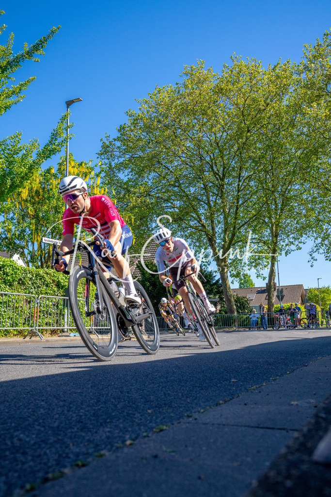 Spurt in den Mai 2026 - Großer Preis der Sparkasse Neuss | Annual one-day road cycling race "Großer Preis der Sparkasse Neuss" held in Büttgen, Germany, organized by VfR Büttgen 1912 e.V. The event features multiple races across all age categories from U11 youth to Elite men. - Realisiert mit Pictrs.com