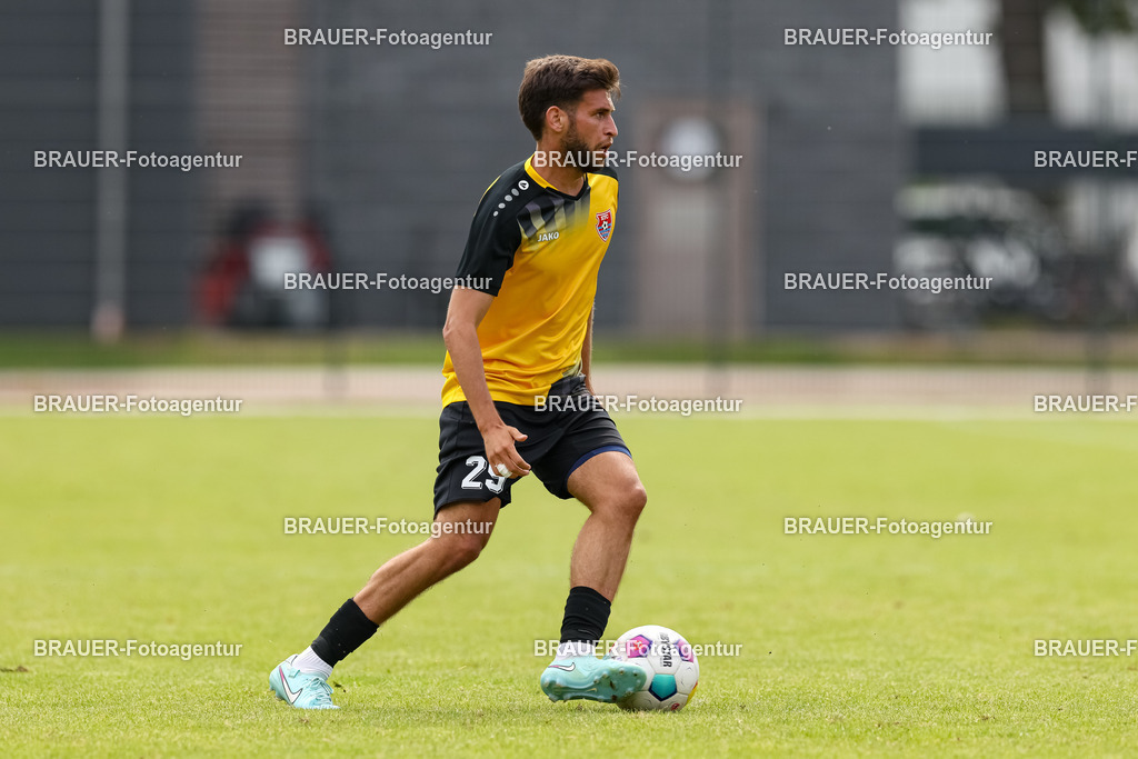 1_SVSKFC_20250726_1244.JPG -  - SV Schermbeck - KFC Uerdingen  - Testspiel | Schermbeck, Deutschland, 26.07.25: Mohammed Yasin Benslaiman Benktib (KFC Uerdingen) in Aktion, am Ball, Einzelaktion während des Testspiel Spiels zwischen SV Schermbeck - KFC Uerdingen  in der Volksbank Arena am 26. July 2025 in Schermbeck, Deutschland. (Foto von Stefan Brauer/Brauer-Fotoagentur)