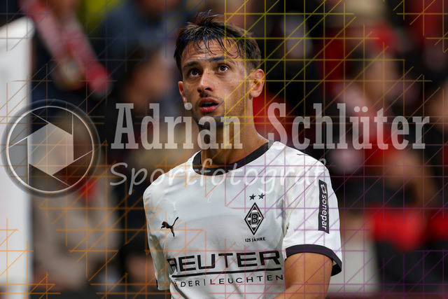 Bayer 04 Leverkusen vs Borussia Mönchengladbach - Bundesliga  | Leverkusen, Deutschland, 21.09.25:   Fabio Chiarodia (Borussia Mönchengladbach) schaut waehrend des Spiels der Bundesliga zwischen  Bayer 04 Leverkusen vs Borussia Mönchengladbach in der BayArena(Foto von Brauer-Fotoagentur / Adrian Schlueter)