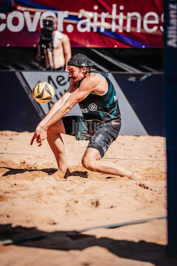 Beachvolleyball | Männer | Allianz German Beach Tour 2025 | Tourstop München | 05.07.2025 | Jannik Kühlborn nimmt den Ball an