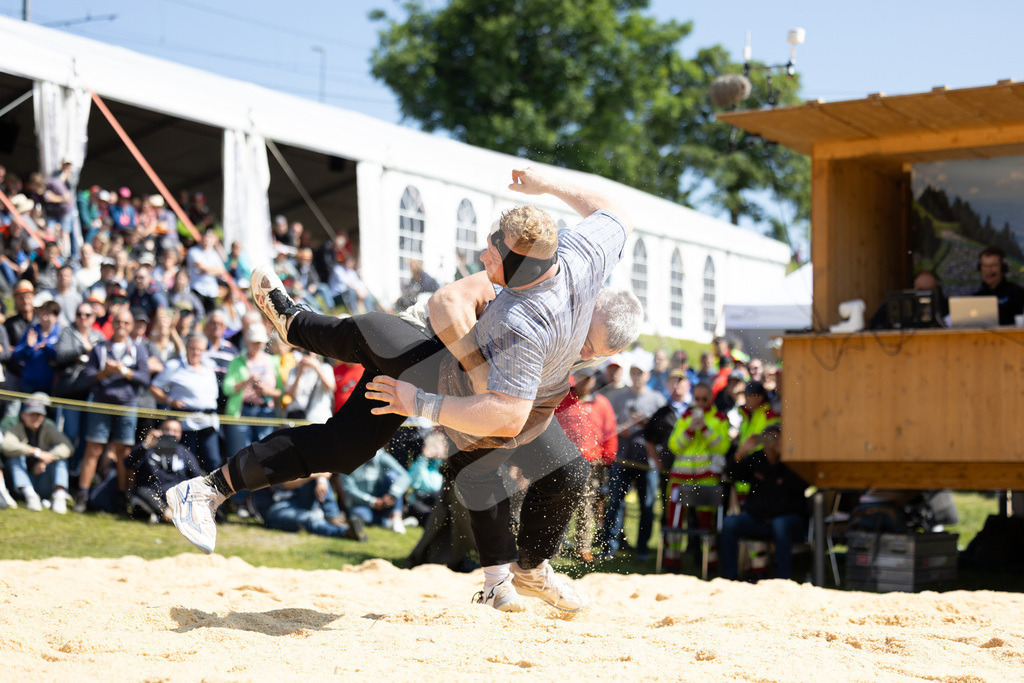 Rigi2025_1355 | Die Schwinger des Schwyzer Kantonalen Schwingerverbandes: Fotos, die Dynamik und Leidenschaft festhalten, sowie emotionale Momente aus dem traditionellen Schwingsport zeigen. - Realisiert mit Pictrs.com