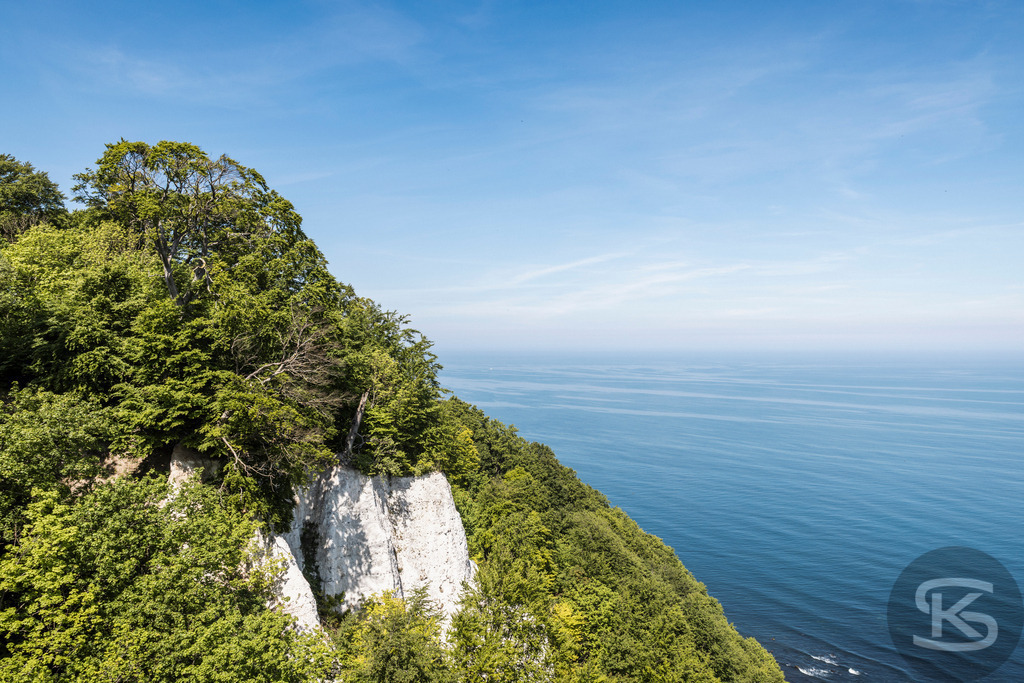 Kreidefelsen auf Rügen – Ausblick im Nationalpark Jasmund | Atemberaubender Ausblick auf die berühmten Kreidefelsen im Nationalpark Jasmund auf der Insel Rügen. Die weißen Steilküsten, umgeben von Buchenwald und der Ostsee, zählen zu den eindrucksvollsten Naturwundern Deutschlands. - Realisiert mit Pictrs.com