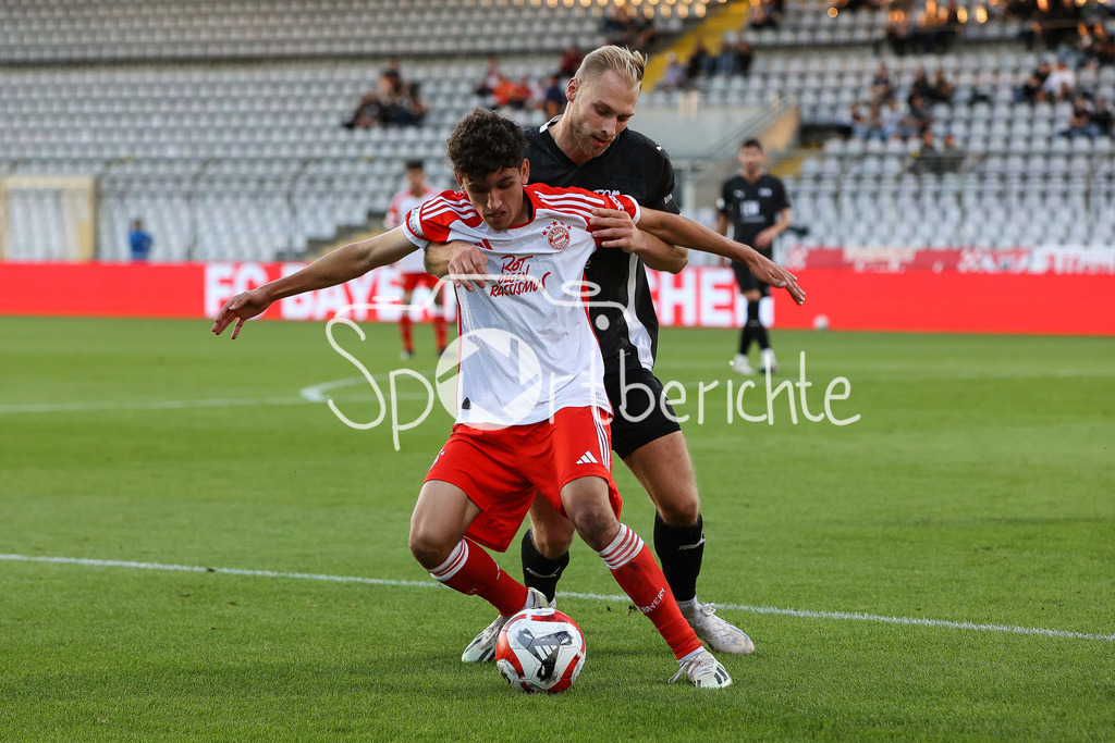 FC Bayern Amateure - FC Memmingen | Younes AITAMER (FCB #17) im Zweikampf mit Nicolai BRUGGER (FCM #4)