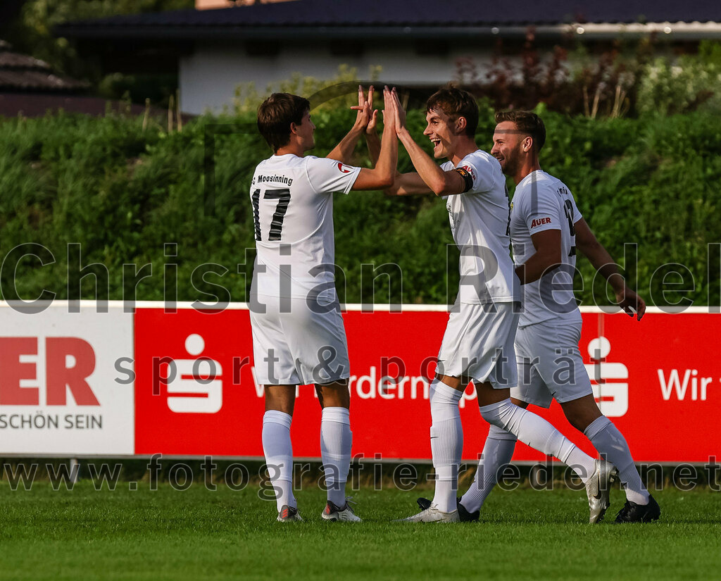 2023-08-08_029_FC_Moosinning_gegen_FC_Langengeisling | Moosinning, Deutschland, 08.08.2023:
Fußball, Bezirksliga Oberbayern Ost 2023 / 2024, 3. Spieltag, FC Moosinning gegen FC Langengeisling, Endergebnis: 0:4

Jubel nach dem 1:0 durch Dennis Stauf (FC Moosinning, #15)
Christian Reiser (FC Moosinning, #17), Dennis Stauf (FC Moosinning, #15), Thomas Auerweck (FC Moosinning, #19)

Foto: Christian Riedel / fotografie-riedel.net