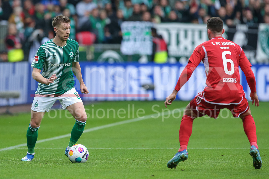 Fussball, Bundesliga, SV Werder Bremen - 1. FC Union Berlin | v.li.: Mitchell Weiser (SV Werder Bremen, 8) und Robin Gosens (1. FC Union Berlin, 6) im Zweikampf, Duell, Dynamik, Aktion, Action, Spielszene, DIE DFL-RICHTLINIEN UNTERSAGEN JEGLICHE NUTZUNG VON FOTOS ALS SEQUENZBILDER UND/ODER VIDEOÄHNLICHE FOTOSTRECKEN. DFL REGULATIONS PROHIBIT ANY USE OF PHOTOGRAPHS AS IMAGE SEQUENCES AND/OR QUASI-VIDEO.