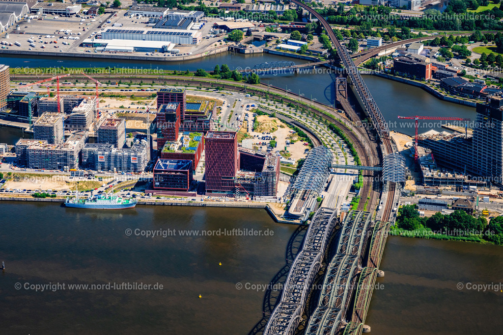 Hamburg_Baakenhafen_Hafencity_ELS_0340200625 | HAMBURG 20.06.2025 Fluß - Brückenbauwerk Elbbrücken - Norderelbbrücke über die Ufer der Elbe in Hamburg. // River - bridge structure Elbbruecken - Norderelbbruecke on the banks of the Elbe in Hamburg. Foto: Martin Elsen