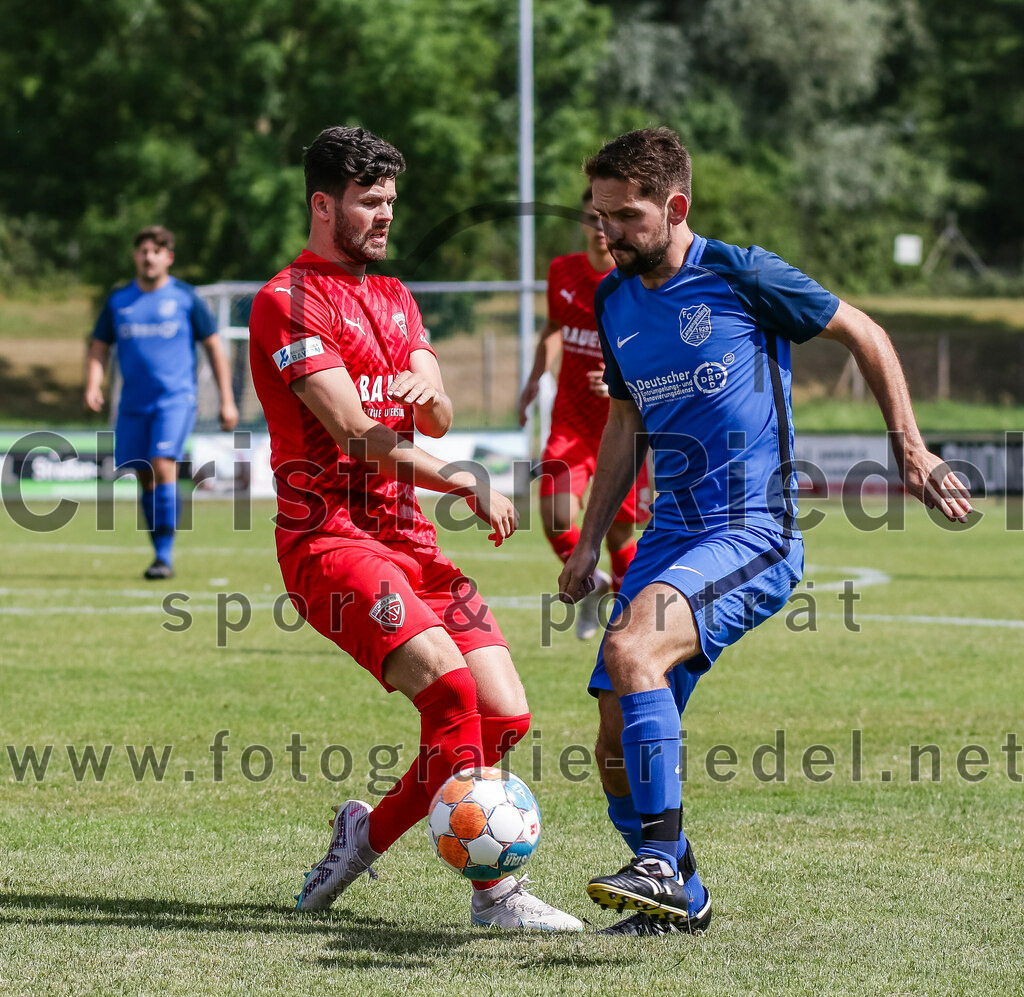 2023-07-08_035_FC_Langengeisling_gegen_TSV_Buchbach | Erding, Deutschland, 08.07.2023:
Fußball, Bezirksliga Oberbayern Ost 2023 / 2024, Testspiel, FC Langengeisling gegen TSV Buchbach, Endergebnis: 0:6

Sammy Ammari (TSV Buchbach, #9), Lucas Seeholzer (FC Langengeisling, #2)

Foto: Christian Riedel / fotografie-riedel.net