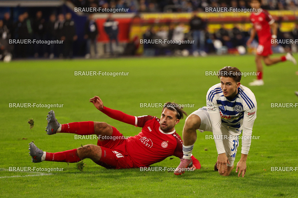 MSV Duisburg - Rot-Weiss Essen  | Duisburg, Deutschland, 26.10.2025 José-Enrique Ríos Alonso  (Rot-Weiss Essen) und Patrick Sussek (MSV Duisburg)  im Kampf um den Ball während des 3.Liga Spiels zwischen MSV Duisburg und Rot-Weiss Essen in der Schauinsland-Reisen-Arena am 26.10.2025 in Duisburg (Foto von Timo Bluhmki-Schmidt/ Brauer Fotoagentur