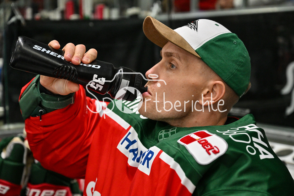 Augsburger Panther - Löwen Frankfurt | im Bild  Markus KELLER (Augsburger Panther #35) beim trinken / Freisteller / einzelfoto / DEL: Augsburger Panther - Löwen Frankfurt, Curt Frenzel Stadiom am 11.10.2024