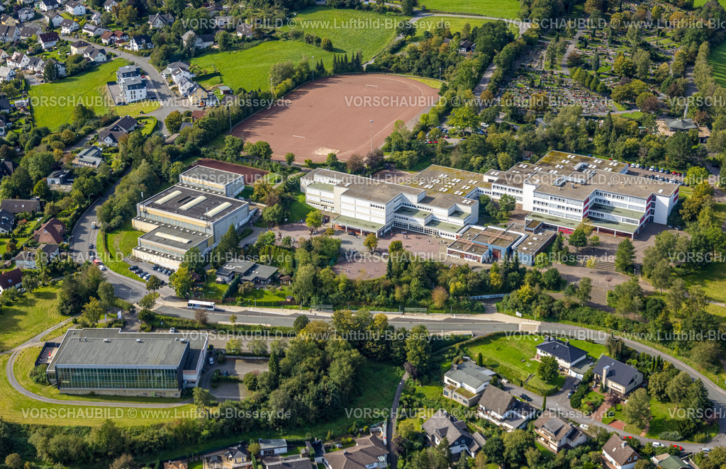 Sundern230905211 | Luftbild, Schulzentrum Sundern, Städtisches Gymnasium und Gemeinschaftshauptschule, Sporthalle und Sportplatz, Sundern, Sauerland, Nordrhein-Westfalen, Deutschland