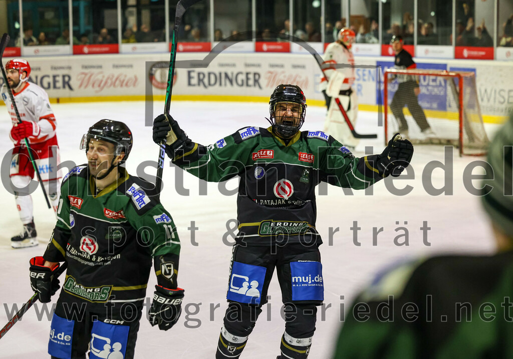 2023-03-19_114_TSV_Erding_gegen_TEV_Miesbach | Erding, Deutschland, 19.03.2023:
Eishockey, Bayernliga Playoffs 2022 / 2023, Halbfinale, TSV Erding gegen TEV Miesbach, Endergebnis: 

Sebastian Busch (Erding Gladiators, #11), Daniel Krzizok (Erding Gladiators, #18)

Foto: Christian Riedel / fotografie-riedel.net