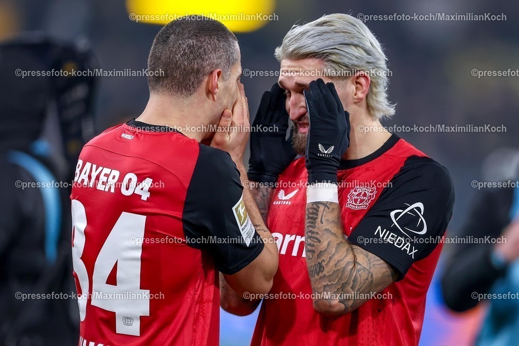 BVB10012501137 | 10.01.2025, Fußball, Borussia Dortmund - Bayer 04 Leverkusen, 1. Fußball Bundesliga, 16. Spieltag, Signal Iduna Park, Saison 2024 2025: Abschlussjubel nach dem 3:2 Sieg für Bayer Leverkusen. Die Mannschaft steht glücklich vor den Fans und bedankt sich zusammen für die Unterstützung. Im Bild Granit Xhaka (Bayer04 Leverkusen #34) zusammen mit Robert Andrich (Bayer04 Leverkusen #8)DFB regulations prohibit any use of photographs as image sequences and or quasi-video.