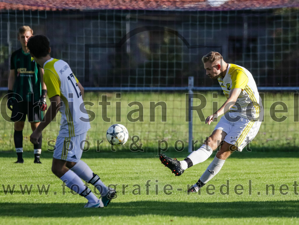 2023-08-18_006_SpVgg_Eichenkofen_gegen_FC_Langenpreising | Erding, Deutschland, 18.08.2023:
Fußball, A-Klasse 2023 / 2024, 3. Spieltag, SpVgg Eichenkofen gegen FC Langenpreising, Endergebnis: 0:2

Christoph Niedermüller (SpVgg Langenpreising, #13), Maximilian Hösl (SpVgg Langenpreising, #6)

Foto: Christian Riedel / fotografie-riedel.net