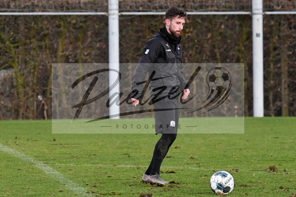 20200121_TRAOSN_0064 | Fußball, Herren: Manuel Farrona Pulido (VfL Osnabrück) in Aktion, am Ball, Einzelaktion beim Training des VfL Osnabrück am 21.01.2020 im Sportpark Illoshöhe in Osnabrück, Deutschland.(Foto von Nico Paetzel) - Realisiert mit Pictrs.com