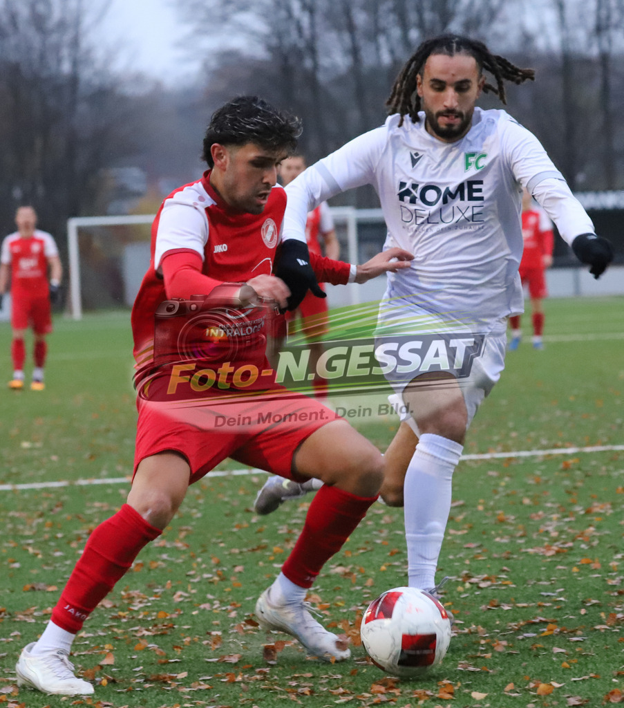 FC RW Kirchlengern - FC Lübbecke | Auf dem Bild zu sehen: rot FC RW Kirchlengern: Altan Dincdemir ; weiß FC Lübbecke: Samir BouachriaFC RW Kirchlengern, FC Lübbecke, Saison 25/26, Landesliga, Kirchlengern, Deutschland - Realisiert mit Pictrs.com