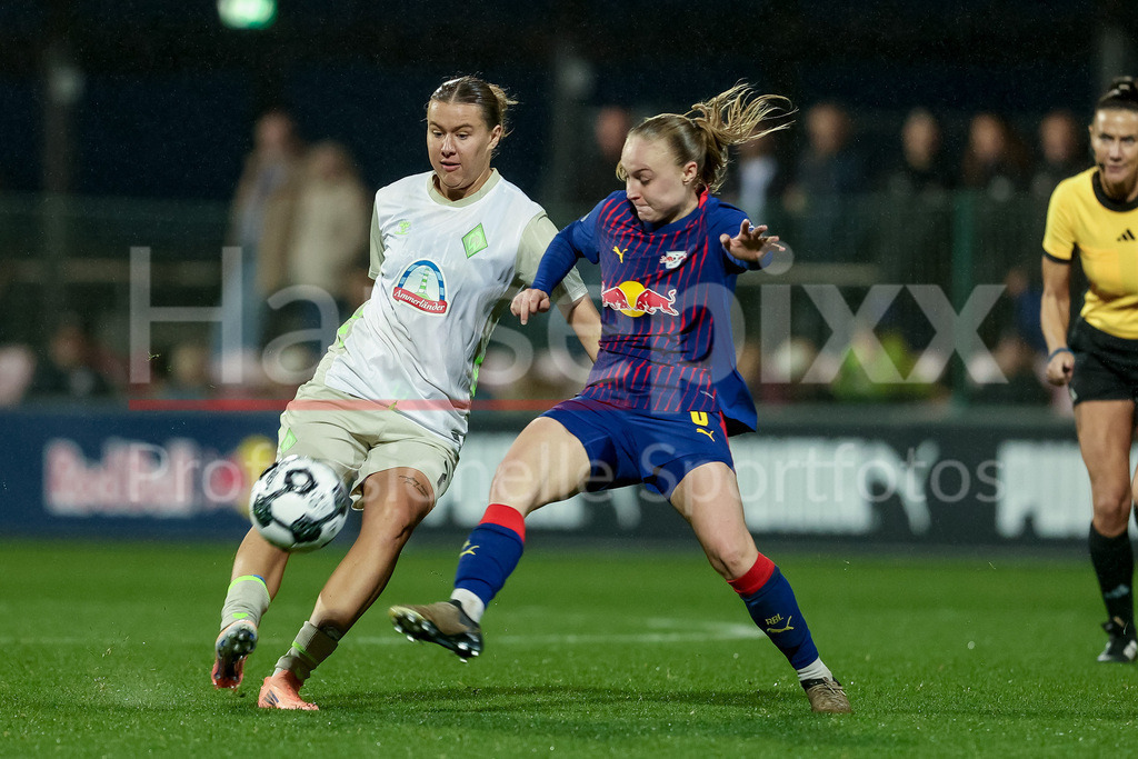 Fussball, DFB-Pokal Frauen, RB Leipzig - SV Werder Bremen | v.li.: Larissa Mühlhaus (SV Werder Bremen, 7) und Lou-Ann Joly (RB Leipzig, 6) im Zweikampf, Duell, Dynamik, Aktion, Action, Spielszene, DIE DFB-RICHTLINIEN UNTERSAGEN JEGLICHE NUTZUNG VON FOTOS ALS SEQUENZBILDER UND/ODER VIDEOÄHNLICHE FOTOSTRECKEN. DFB REGULATIONS PROHIBIT ANY USE OF PHOTOGRAPHS AS IMAGE SEQUENCES AND/OR QUASI-VIDEO.