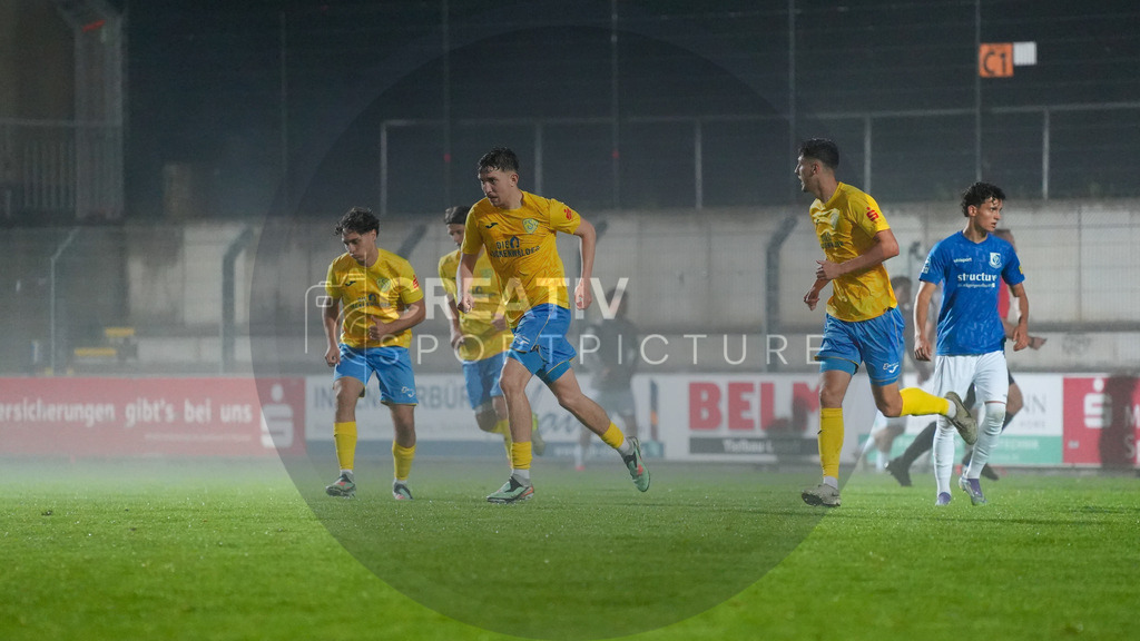 Fußball, Herren, Saison 2025/2026, Regionalliga Nordost, 6. Spieltag, FSV 63 Luckenwalde vs. VSG Altglienicke, Freitag 28.08.2025, Werner-Seelenbinder-Stadion Luckenwalde | Fußball, Herren, Saison 2025/2026, Regionalliga Nordost, 6. Spieltag, FSV 63 Luckenwalde vs. VSG Altglienicke, Freitag 28.08.2025, Werner-Seelenbinder-Stadion Luckenwalde, Im Bild: Jubel beim FSV 63 Luckenwalde nach dem Anschlusstreffer durch Sofiene Jannene (m.) - Realisiert mit Pictrs.com