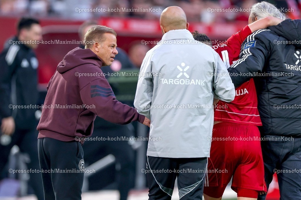 F9510042601087 | 10.04.2026, Fußball, Fortuna Düsseldorf - Holstein Kiel, 2. Fußball Bundesliga, Herren, Merkur Spiel-Arena, 29. Spieltag, Saison 2025 2026: Florent Muslija&nbsp;(Fortuna Düsseldorf #24) humpelt verletzt von dem Spielfeld neben Cheftrainer Markus Anfang (Fortuna Düsseldorf #hc) Schmerzen Verletzung und muss vom Spielfeld getragen werden.  DFB regulations prohibit any use of photographs as image sequences and or quasi-video.