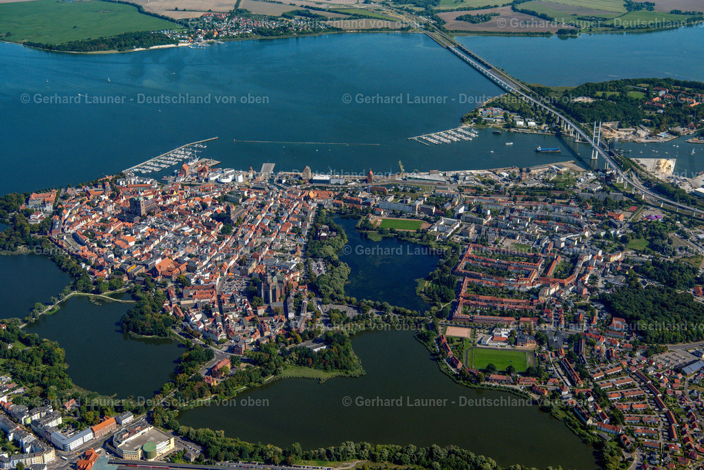 4061619 | STRALSUND 08.09.2021 Altstadtbereich und Innenstadtzentrum in Stralsund im Bundesland Mecklenburg-Vorpommern, Deutschland. Weiterführende Informationen bei: Hansestadt Stralsund,  SWS Stadtwerke Stralsund GmbH,  Stadtmarketings Stralsund e.V.. // Old Town area and city center in Stralsund in the state Mecklenburg - Western Pomerania, Germany. Further information at: Hansestadt Stralsund,  SWS Stadtwerke Stralsund GmbH,  Stadtmarketings Stralsund e.V.. Foto: Gerhard Launer