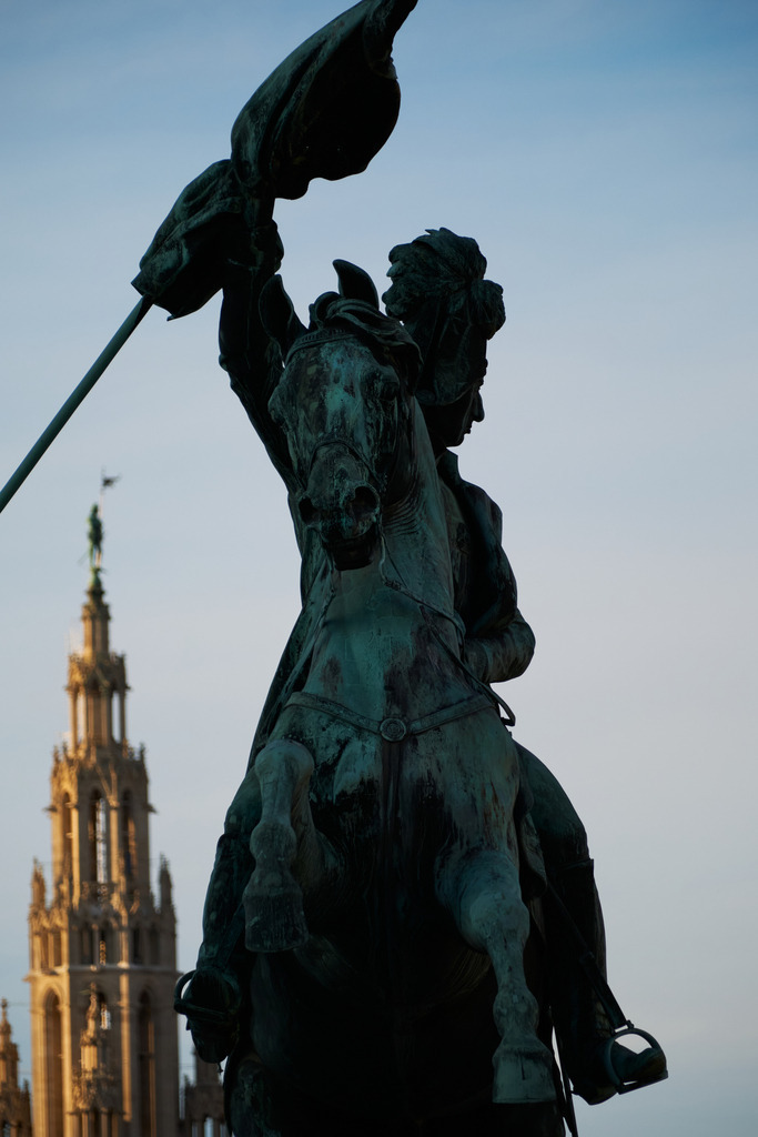 Blick auf das Erzherzog-Carl-Reiterdenkmal | Wien, Austria - November 18, 2025: Blick auf das Erzherzog-Carl-Reiterdenkmal, im Hintergrund das Rathaus. - Realisiert mit Pictrs.com