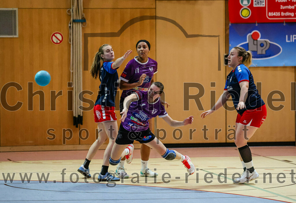 2023-12-09_088_SpVgg_Altenerding_gegen_HSG_Freising-Neufahrn | Erding, Deutschland, 09.12.2023:
Handball, Bezirksoberliga Frauen Altbayern 2023 / 2024, 9. Spieltag, SpVgg Altenerding gegen HSG Freising-Neufahrn, Endergebnis: 29:28

Nikayla Alston (SpVgg Altenerding, #11), Julia Kranich (SpVgg Altenerding, #9), Theresa Obermeier (HSG Freising-Neufahrn, #4)

Foto: Christian Riedel / fotografie-riedel.net