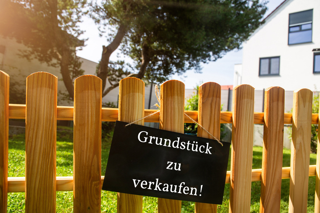 Grundstück zu verkaufen Vorlage / Schild: Schild mit der Aufschrift GRUNDSTÜCK ZU VERKAUFEN an einem Holzzaun | Bilder und Grußkarten für Homepage, WhatsApp & Co.; Ohne Abo Lizenzierbar, Betriebsferien, Schulferien, Silvestergrüße, Mitarbeitersuche, Betriebsausflug, Betriebsurlaub, Wir stellen Dich ein, Wir suchen Dich - Realisiert mit Pictrs.com