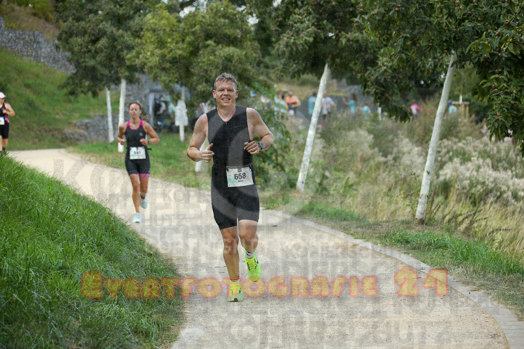250824_1433_EX1_6619 | Sportfotografie im Rhein-Sieg Kreis, Köln, Bonn, NRW, Rheinland Pfalz, Hessen, etc. Unser Tätigkeitsfeld umfasst den Laufsport vom Volkslauf über den Marathon, Duathlon, Triathon bis zum Ultralauf wie Kölnpfad Ultra oder Schindertrail.