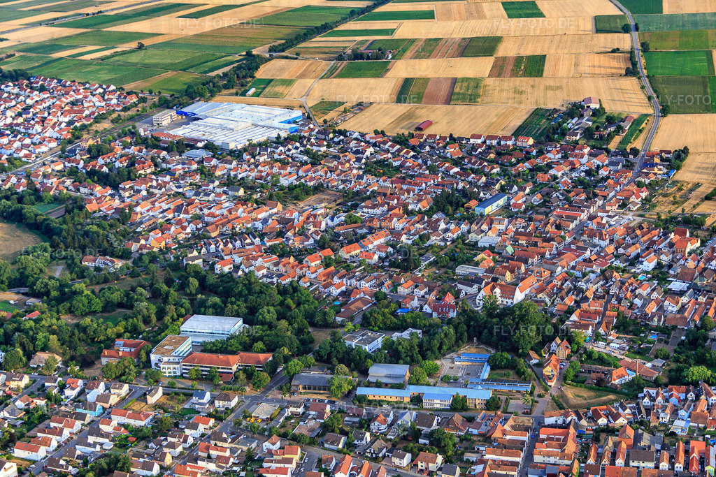 Spiegelbachhalle, Realschule plus, Grundschule Bellheim und Verbandsgemeinde Bellheim http://www.rs-plus-bellheim.de/ http://www.grundschule-bellheim.de/ https://www.bellheim.de/vg_bellheim/ | Luftbild: Spiegelbachhalle, Realschule plus, Grundschule Bellheim und Verbandsgemeinde Bellheim http://www.rs-plus-bellheim.de/ http://www.grundschule-bellheim.de/ https://www.bellheim.de/vg_bellheim/ in Bellheim im Bundesland Rheinland-Pfalz in Deutschland. Foto: IMG_083678.jpg vom 24.07.2015 durch Werner Riehm/FLY-FOTO.de - Realisiert mit Pictrs.com