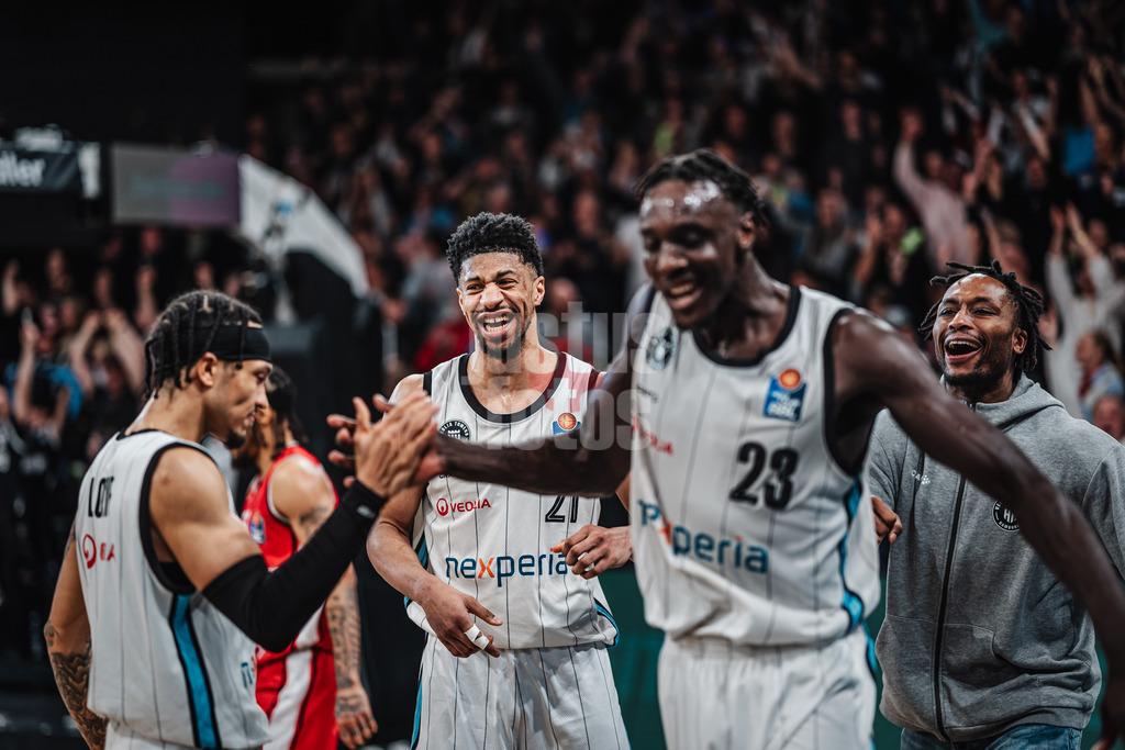 Basketball | Männer | Saison 2024/2025 | easyCredit Basketball Bundesliga | 18. Spieltag | Veolia Towers Hamburg vs. FIT/One Würzburg Baskets | 26.01.2025 | v.l. Jaizec Lottie (#4, Veolia Towers Hamburg), Jordan Barnett (#21, Veolia Towers Hamburg), Kur Kuath (#23, Veolia Towers Hamburg) und Camron Reece (#14, Veolia Towers Hamburg) jubeln