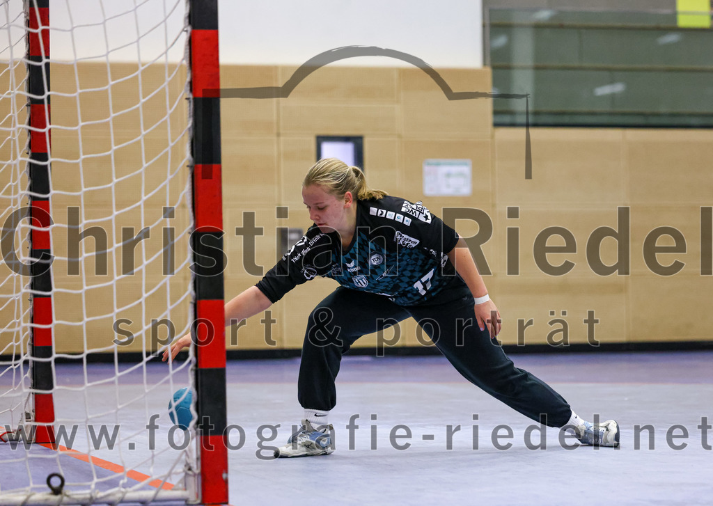 2022-11-27_082_SV_Anzing_gegen_HT_Muenchen_II | Anzing, Deutschland, 27.11.2022:
Handball, Bezirksliga 2022 / 2023, 7. Spieltag, SV Anzing gegen HT München II, Endergebnis: 28:32

Torfrau Jana Amelie Rogozinski (HT München, #17)

Foto: Christian Riedel / fotografie-riedel.net