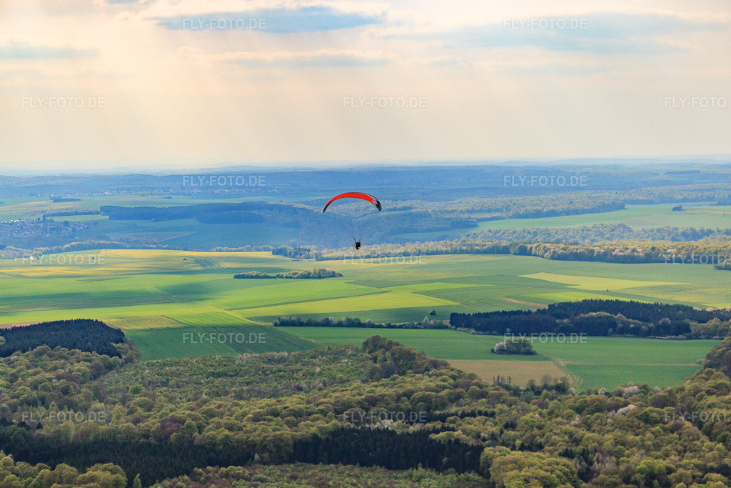 Luftbild: Gleitschirm über Feld und Wald in Kanfen im Bundesland Moselle in Frankreich.Foto: IMG_39706.jpg vom 16.04.2011 durch Werner Riehm/FLY-FOTO.deAuflösung des Originals: 4752 x 3168 px
