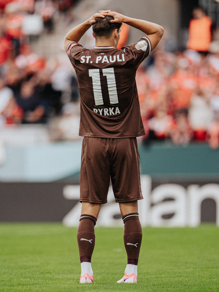 FCSP_YD-05703 | Der offizielle Shop für FC St. Pauli Fotos. Wähle aus Spielszenen & Fanmomenten dein FCSP Wunschformat. Wir liefern Millerntor-Atmosphäre.