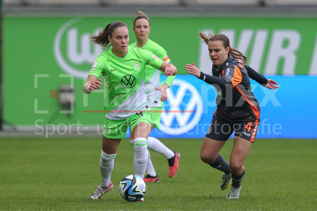 Fussball, Google Pixel Frauen-Bundesliga, VfL Wolfsburg - MSV Duisburg | v.li.: Ewa Pajor (VfL Wolfsburg, 9) und Kara Bathmann (MSV Duisburg, 4) im Zweikampf, Duell, Dynamik, Aktion, Action, Spielszene, DIE DFB-RICHTLINIEN UNTERSAGEN JEGLICHE NUTZUNG VON FOTOS ALS SEQUENZBILDER UND/ODER VIDEOÄHNLICHE FOTOSTRECKEN. DFB REGULATIONS PROHIBIT ANY USE OF PHOTOGRAPHS AS IMAGE SEQUENCES AND/OR QUASI-VIDEO.