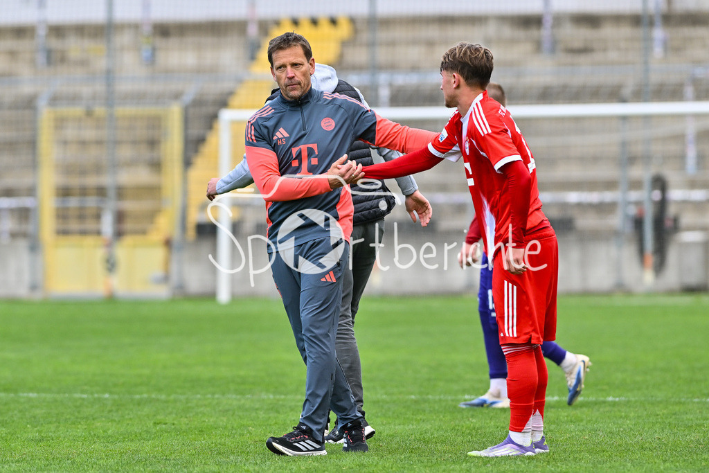 FC Bayern Amateure - FC Würzburger Kickers | Hängende Köpfe bei den Spielern des FC Bayern nach der Niederlage gegen Würzburg / Holger SEITZ Cheftrainer FC Bayern München II und Tim Andreas BINDER (FC Bayern Muenchen II 11) / Regionalliga Bayern: FC Bayern Amateure - FC Würzburger Kickers; Grünwalder Stadion am 27.09.2025