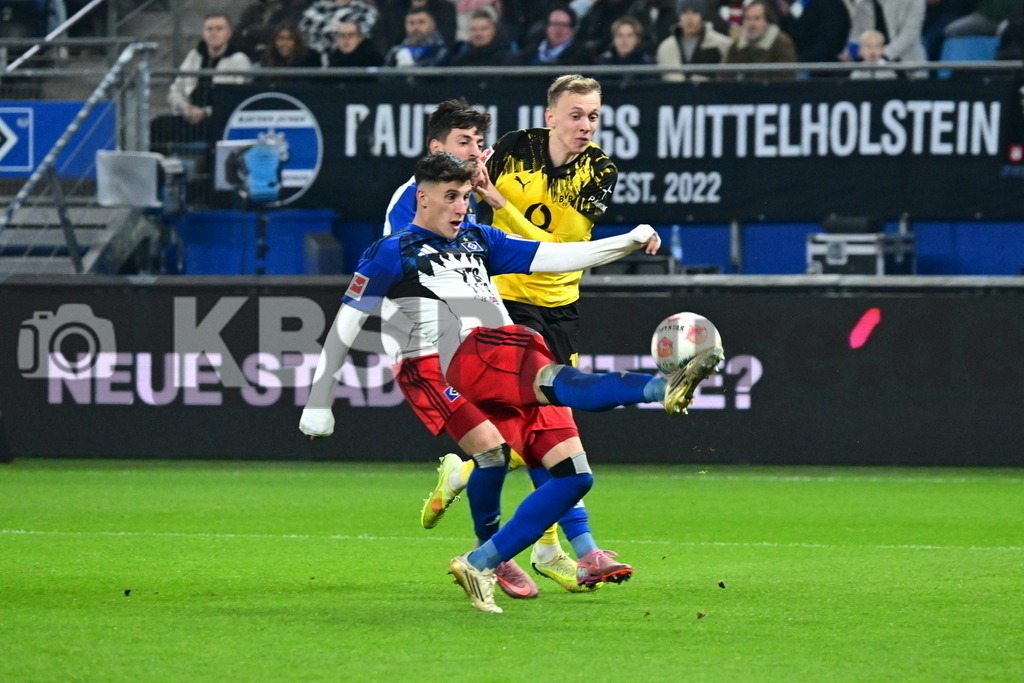 KBS Picture_HSV-Dortmund_056 | v.v. Capaldo Nicolas (HSV) , Gocholeishvili Giorgi (HSV) , Beier Maximilian (Bor. Dortmund) ,Sportplatz :  Volksparkstadion, - Realisiert mit Pictrs.com