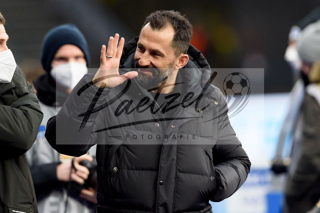 BSCFCB20220123_011 | Fussball, Herren: Sport-Vorstand Hasan Salihamidzic (FC Bayern Muenchen) gestikuliert, Gestik bei dem Spiel der 1. Bundesliga zwischen Hertha BSC und FC Bayern Muenchen im Olypiastadion am 23.01.2022 in Berlin, Deutschland.DFB / DFL REGULATIONS PROHIBIT ANY USE OF PHOTOGRAPHS AS IMAGE SEQUENCES AND/OR QUASI-VIDEO. - Realisiert mit Pictrs.com