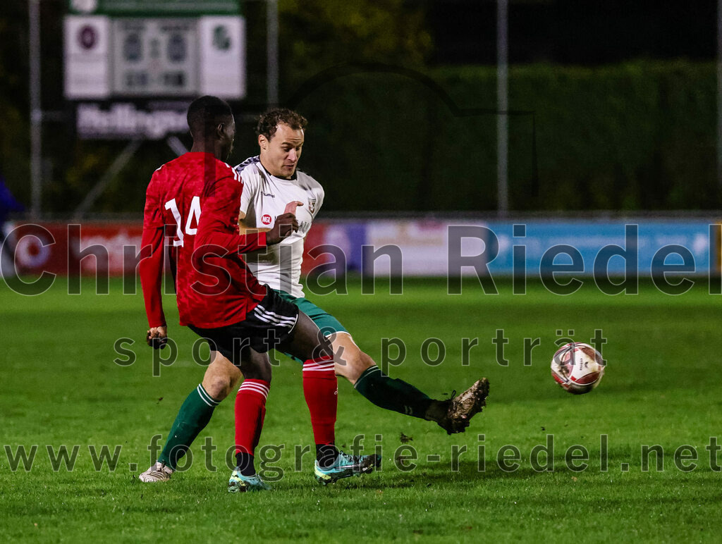 2023-11-17_013_FC_Schwaig_gegen_SpVgg_Feldmoching | Oberding, Deutschland, 17.11.2023:
Fußball, Landesliga Südost 2023 / 2024, 21. Spieltag, FC Schwaig gegen SpVgg Feldmoching, Endergebnis: 1:1

Nabil Tcha-Zodi (SpVgg Feldmoching, #14), Markus Straßer (FC Schwaig, #11)

Foto: Christian Riedel / fotografie-riedel.net