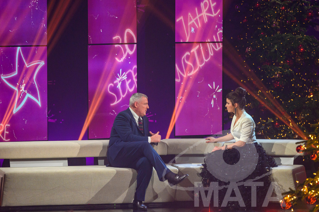 _DWI6037 | Talk über Projekt STROKE mit Prof. Dr. Florian Heinen (Haunersche Kinderklinik München) und Moderatorin Sandra Rieß bei '30 Jahre Sternstunden-Gala 2023' in der Frankenhalle. Nürnberg, 15.12.2023 - Realisiert mit Pictrs.com