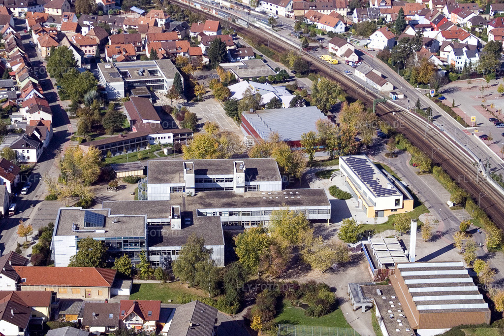 Luftbild: Ludwig-Marum-Gymnasium Pfinztal im Ortsteil Berghausen in Pfinztal im Bundesland Baden-Württemberg in Deutschland. Foto: IMG_8550.jpg vom 14.10.2007 durch Werner Riehm/FLY-FOTO.de