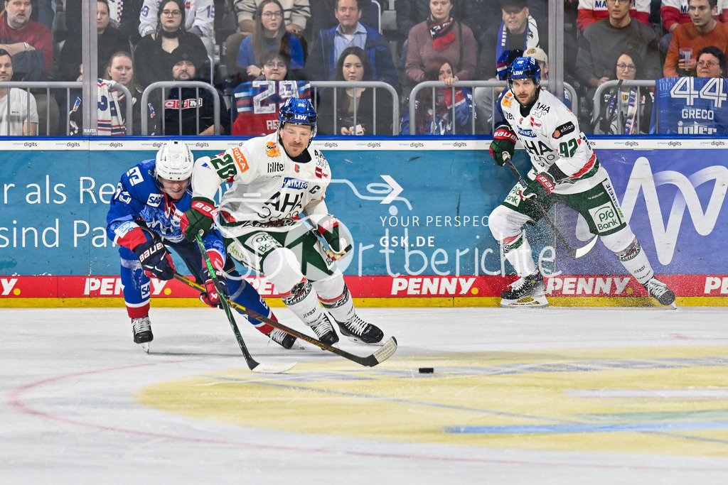 Adler Mannheim - Augsburger Panther | MANNHEIM, DEUTSCHLAND - 25. FEBRUAR: im Duell Marc MICHAELIS (Adler Mannheim 65) und Cody KUNYK (Augsburger Panther 20) während dem Match zwischen den Adler Mannheim und den Augsburger Panthern am 45. Spieltag der Penny DEL in der SAP Arena