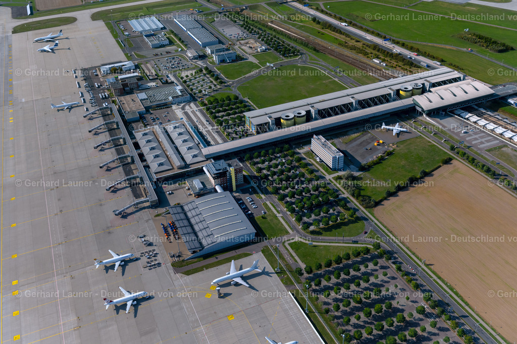 4040008 | SCHKEUDITZ 14.09.2020 Abfertigungs- Gebäude und Terminals auf dem Gelände des Flughafen der " Flughafen Leipzig/Halle GmbH " in Schkeuditz im Bundesland Sachsen, Deutschland. // Dispatch building and terminals on the premises of the airport of " Flughafen Leipzig/Halle GmbH " in Schkeuditz in the state Saxony, Germany. Foto: Gerhard Launer