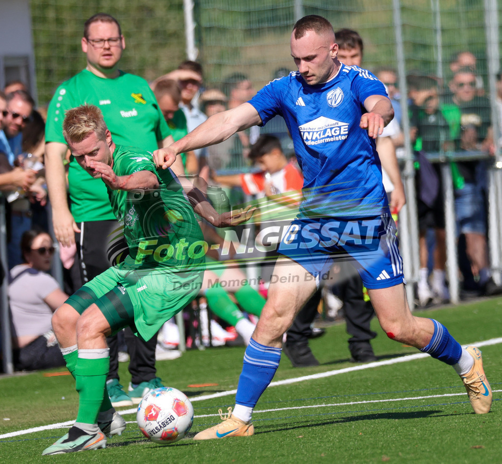 SC Enger - SV Enger-Westerenger | Auf dem Bild zu sehen: grün SC Enger: Dennis Fiedler ; blau SV Enger-Westerenger: Marlon MeyerSC Enger, SV Enger-Westerenger, Saison 26/27, Kreisliga A, Enger, Deutschland - Realisiert mit Pictrs.com