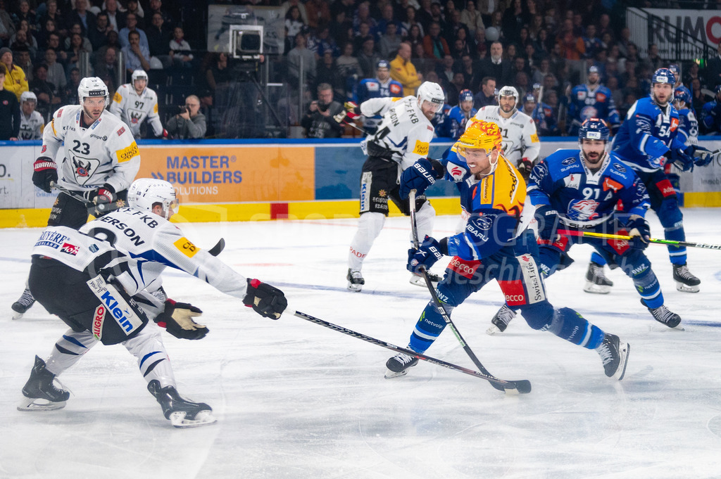 Swiss National League: Semifinals Game 4: ZSC Lions - Fribourg-Gotteron | 14.04.2022, Zürich, Hallenstadion, Swiss National League: Semifinals Game 4: ZSC Lions - Fribourg-Gotteron, Topscorer Sven Andrighetto (ZSC) beim Abschluss. - Realisiert mit Pictrs.com