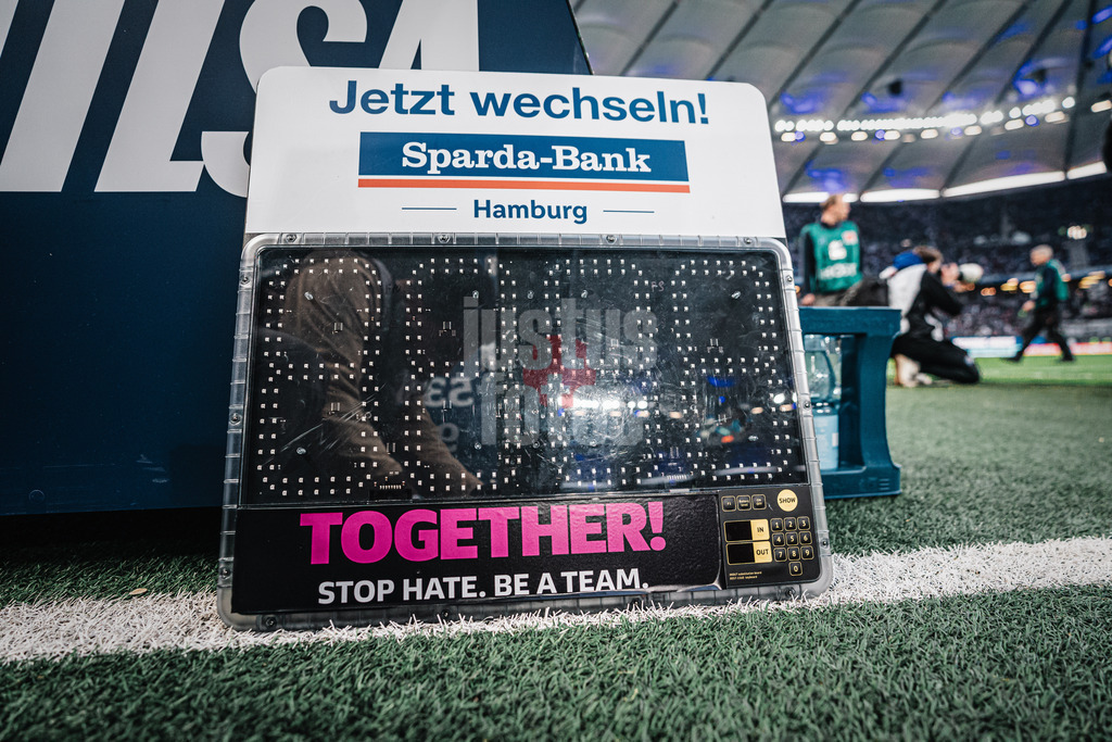Fußball | Männer | Saison 2024/2025 | 2. Fußball-Bundesliga | 27. Spieltag | Hamburger SV vs. SV 07 Elversberg | 28.03.2025 | Die Auswechseltafel mit der Aufschrift Together! Stop Hate. Be A Team. Symbolbild
