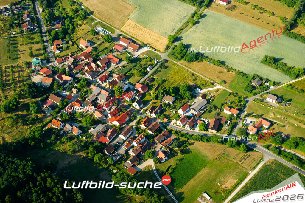 Die Luftaufnahme der Stadt Buttenheim wurde vom UL-Flugzeug heraus erstellt ( keine Drohne )- hohe Auflösung für beste Qualität
