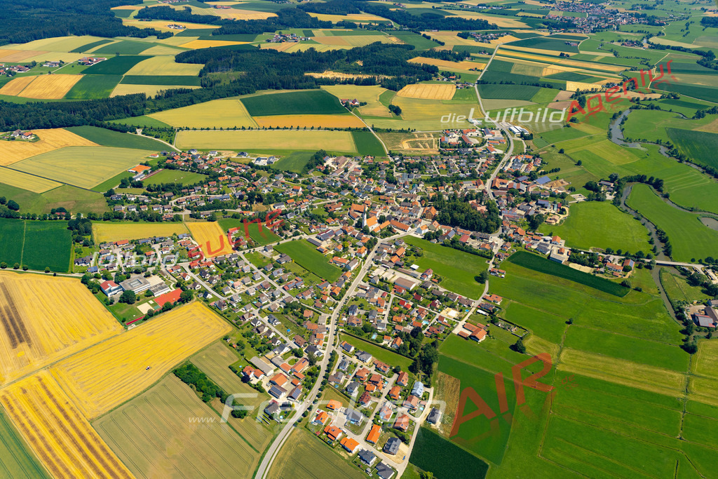 Aktuelles Luftbild von  Gerzen - Die Luftaufnahme wurde 2022 mittels UL-Flugzeug erstellt ( keine Drohne ) - hochauflösende Kamera-Systeme von  Canon -Beste Qualität - Für grossformatige Ausdrucke geeignet. Die Geschenkidee !