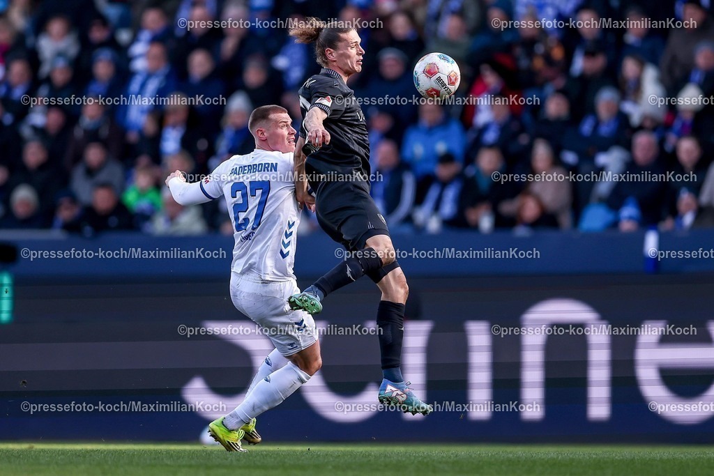 BOC14022601045 | 15.02.2026, Fußball, VfL Bochum - SC Paderborn 07, 2. Fußball Bundesliga, 22. Spieltag, Vonovia Ruhrstadion, Saison 2025 2026: Steffen Tigges&nbsp;(SC Paderborn #27) im Zweikampf gegen  Noah Loosli&nbsp;(VfL Bochum #20)  DFB regulations prohibit any use of photographs as image sequences and or quasi-video.