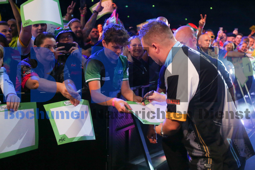  29.10.2023 - 
 | Sebastian Sendlak / Bochumer Nachrichtendienst (BOND) - PDC European Darts Championship: Viertelfinale {Persons shown} - Realisiert mit Pictrs.com