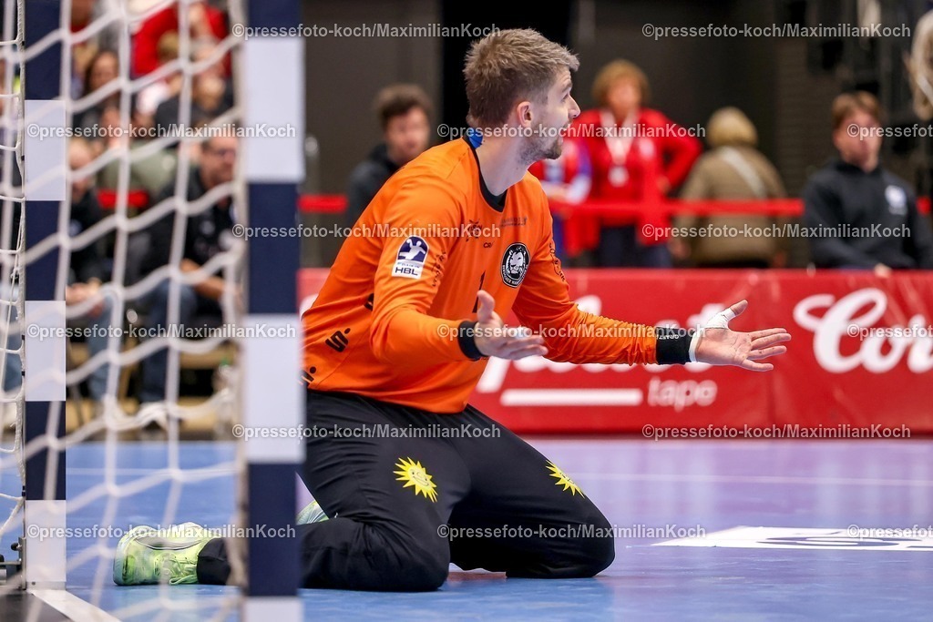 BHC16112501081 | 16.11.2025, Handball, HBL, Bergischer HC - Rhein-Neckar Löwen, Mitsubishi Electric HALLE Düsseldorf: Torhüter Christopher Rudeck (BHC #01) gestikulieren am Spielfeldboden 